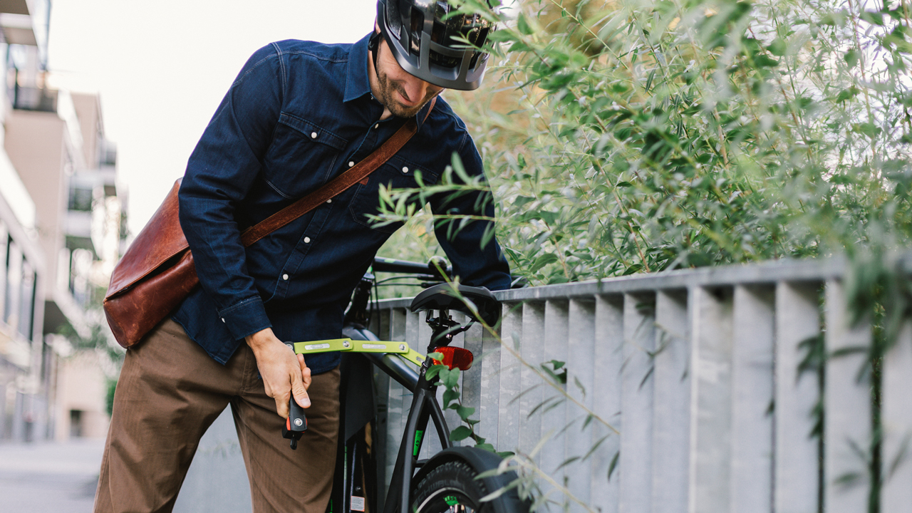 Compensation in the event of theft is usually only provided by the bicycle insurance if the bicycle was secured with a lock.