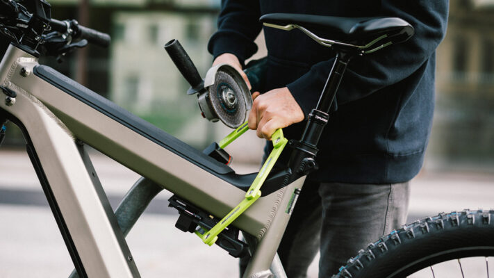 Dieb bricht das Faltschloss eines E-Bikes mit einer Akku-Flex auf.