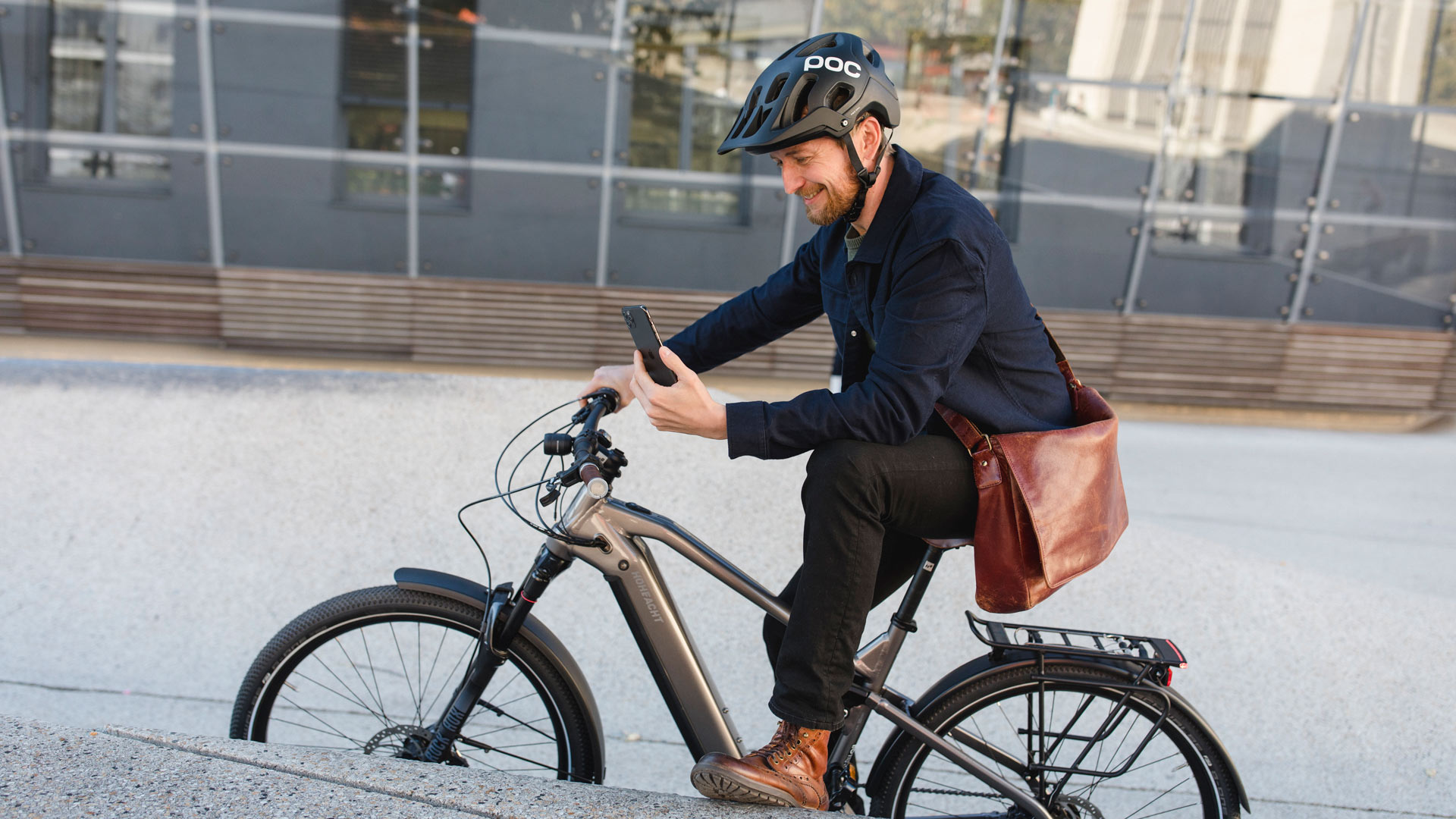 There is an app for almost every need on the market. But be careful: Less is often more, and if you think carefully in advance about what exactly you need as an e-bike user, you will save time, nerves, and possibly even money.